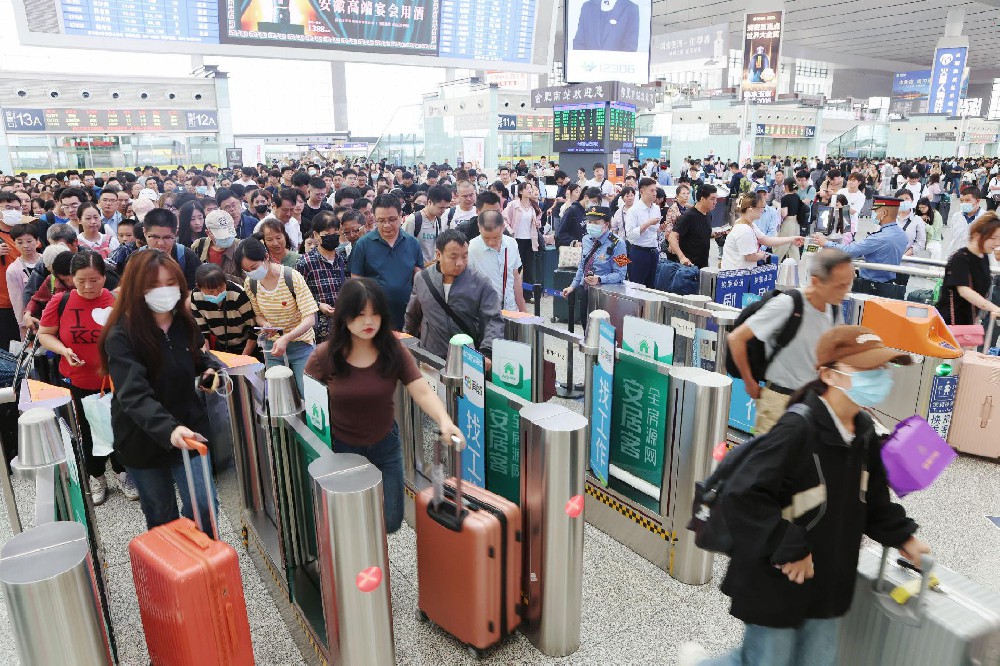 合肥南站旅客检票进站。朱扬 摄