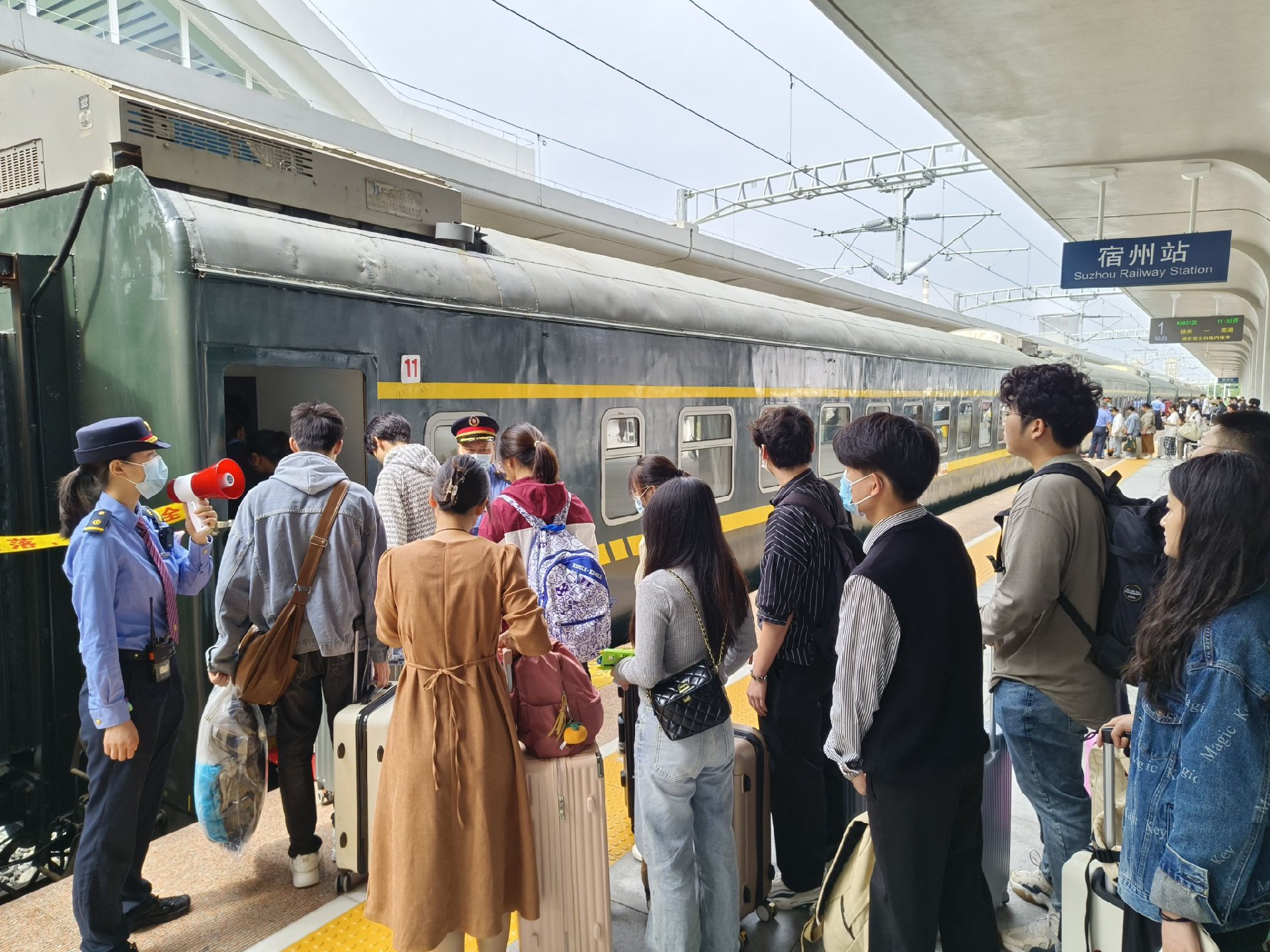 宿州站组织旅客有序登车。祝海侠 摄