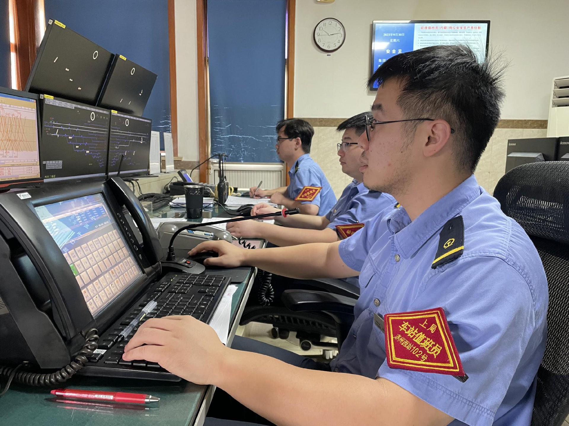 苏州站行车人员认真盯控控制台，保障列车运行安全。张红斌 摄