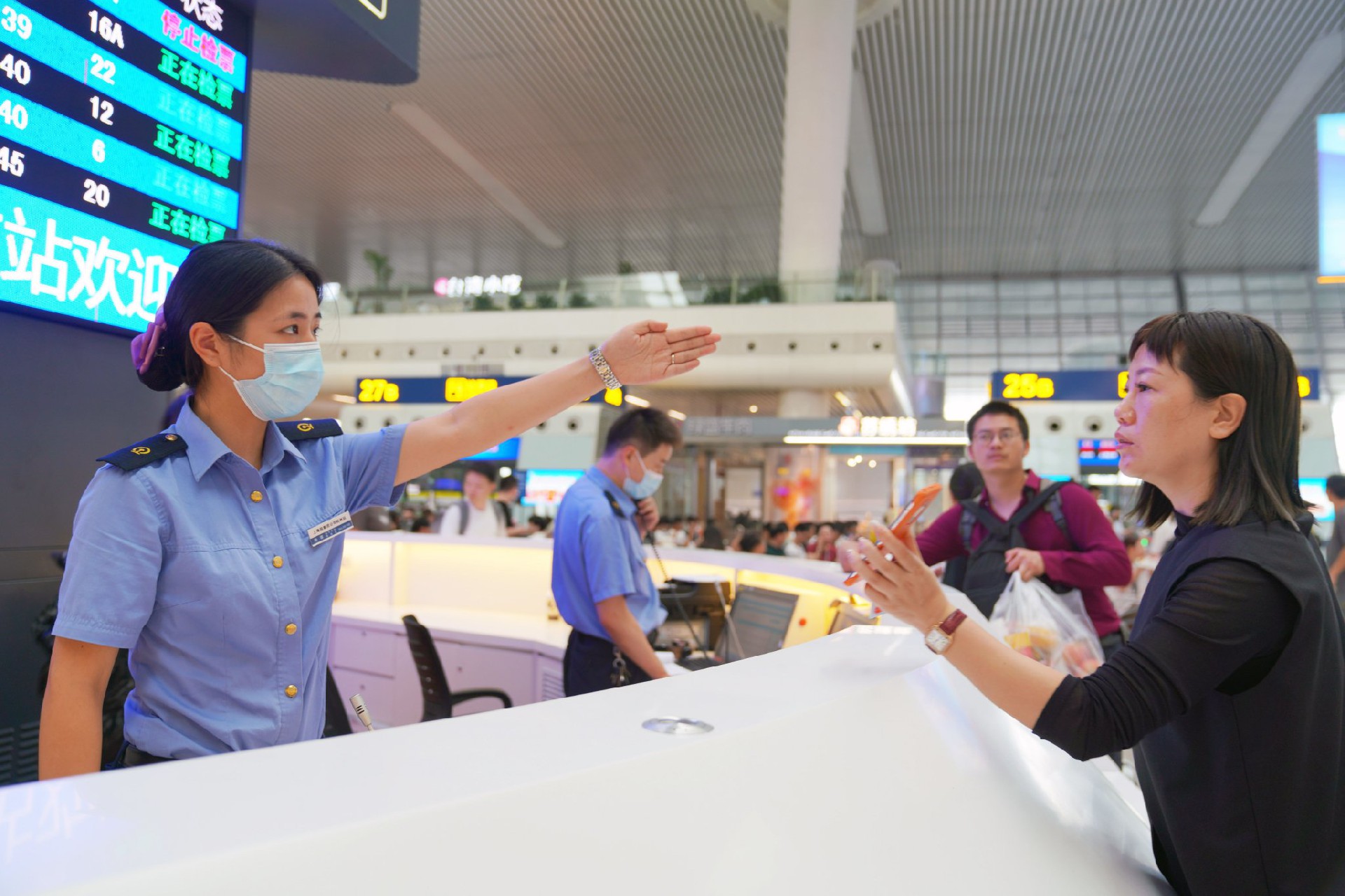 杭州东站服务台工作人员回答旅客问询。汤鑫严 摄
